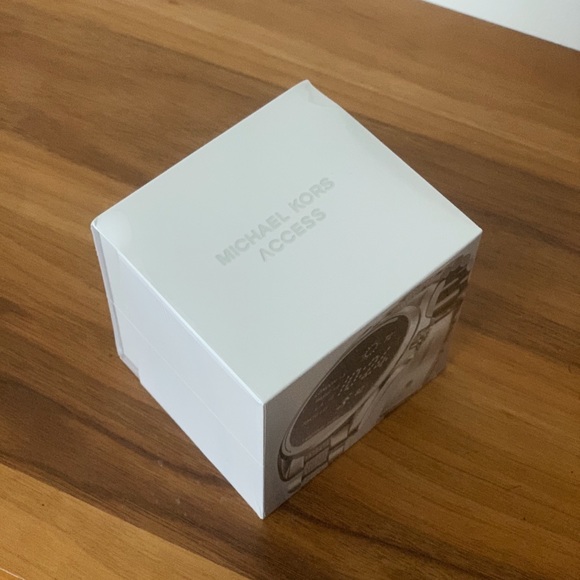 Michael Kors Access Smartwatch - Picture 2 of 4